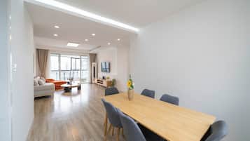 Apartamento superior, 4 quartos, cozinha, vista para a cidade | Sala de estar