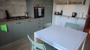 Apartment, 2 Bedrooms, Smoking, Ocean View | Bahagian dalam