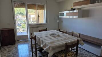 Apartment, 2 Bedrooms, Smoking, Ocean View | Dining