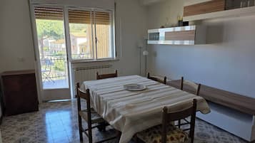Apartment, 2 Bedrooms, Smoking, Ocean View | Dining