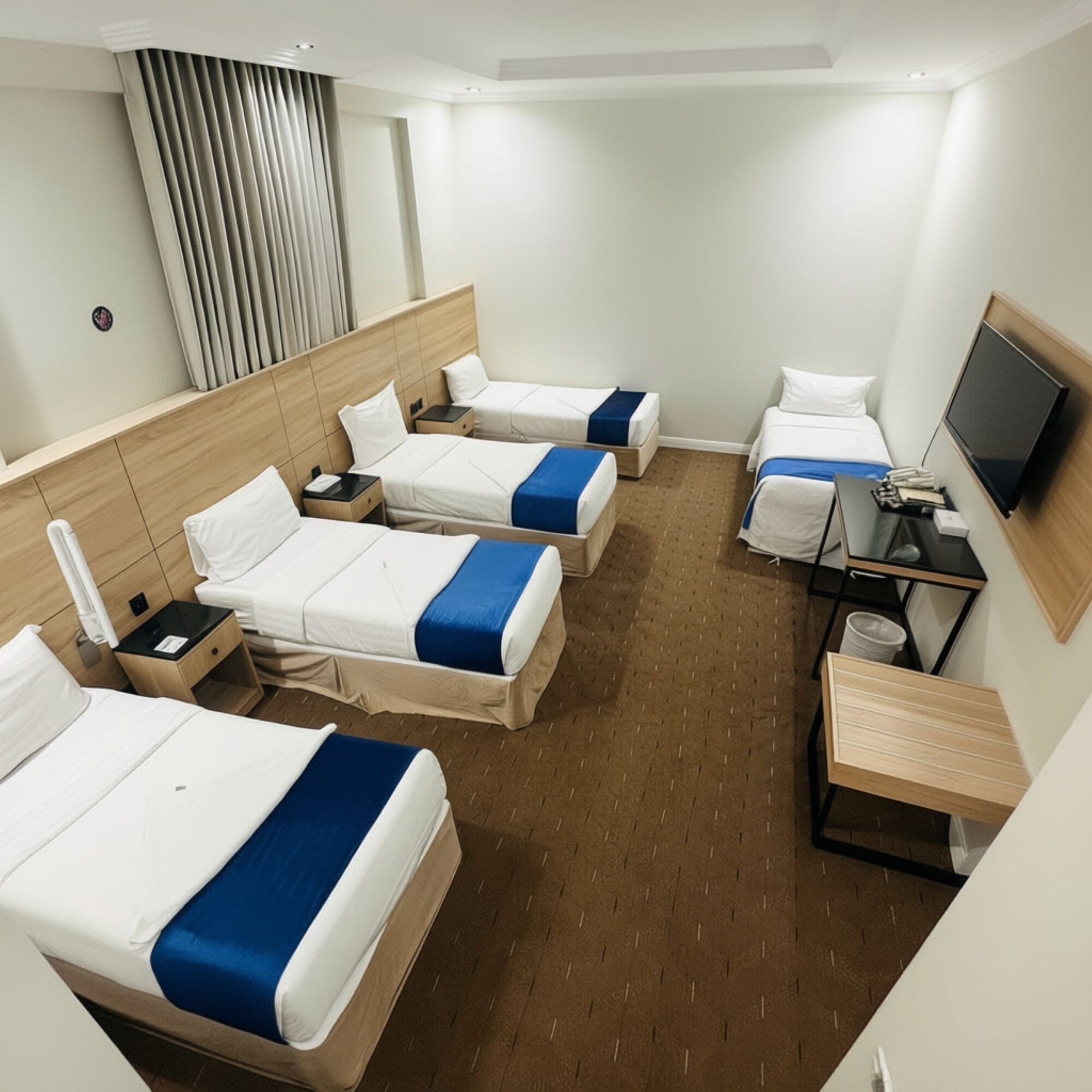 Family Room | Desk, free WiFi