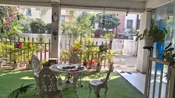 Villa | Utsikt mot trädgården