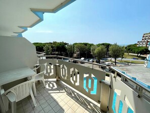 Balcony - Colorful Studio With Shared Pool (Caorle)