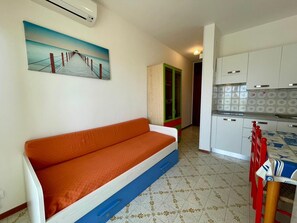 Studio, plusieurs chambres, balcon, vue piscine | Salle de séjour
