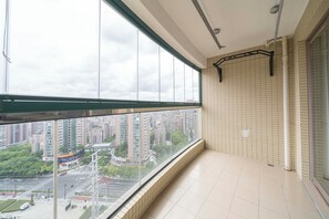 Apartamento superior, 2 habitaciones, cocina, vistas a la ciudad | Balcón