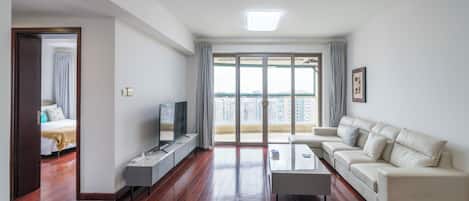 Apartamento superior, 2 quartos, cozinha, vista para a cidade | Sala de estar | Smart TV 55 polegadas com canais a cabo
