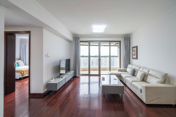 Apartamento superior, 2 habitaciones, cocina, vistas a la ciudad | Sala de estar | Smart TV de 55 pulgadas con canales por cable