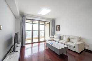 Appartement supérieur, 2 chambres, cuisine, vue sur la ville | Salle de séjour | Téléviseur connecté de 55 po avec télévision par câble