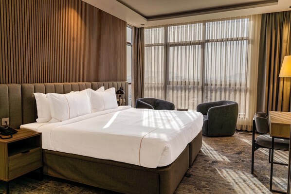 Tallelokero huoneessa, työpöytä, pimennysverhot, silitysrauta/-lauta