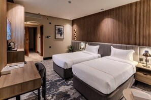 Cofres nos quartos, escrivaninha, cortinas blackout