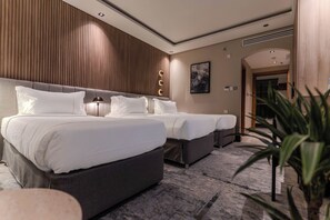 Odada kasa, masa, güneşlik/perde, ütü/ütü masası 