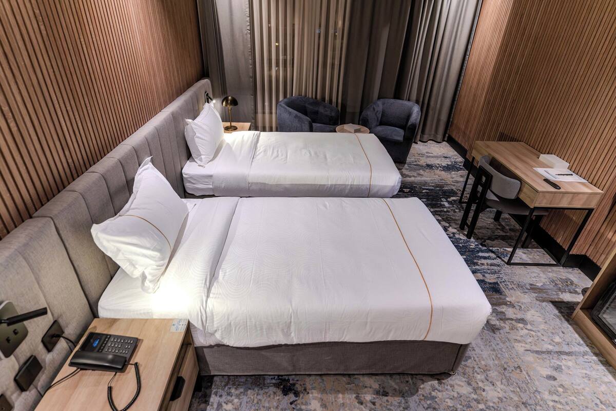 Deluxe Twin Room | In-room safe, desk, blackout drapes, iron/ironing board