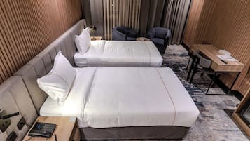 Habitación Deluxe con 2 camas individuales | Caja fuerte, escritorio, cortinas opacas y tabla de planchar con plancha