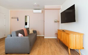 One-Bedroom Suite with sofa bed | Living area