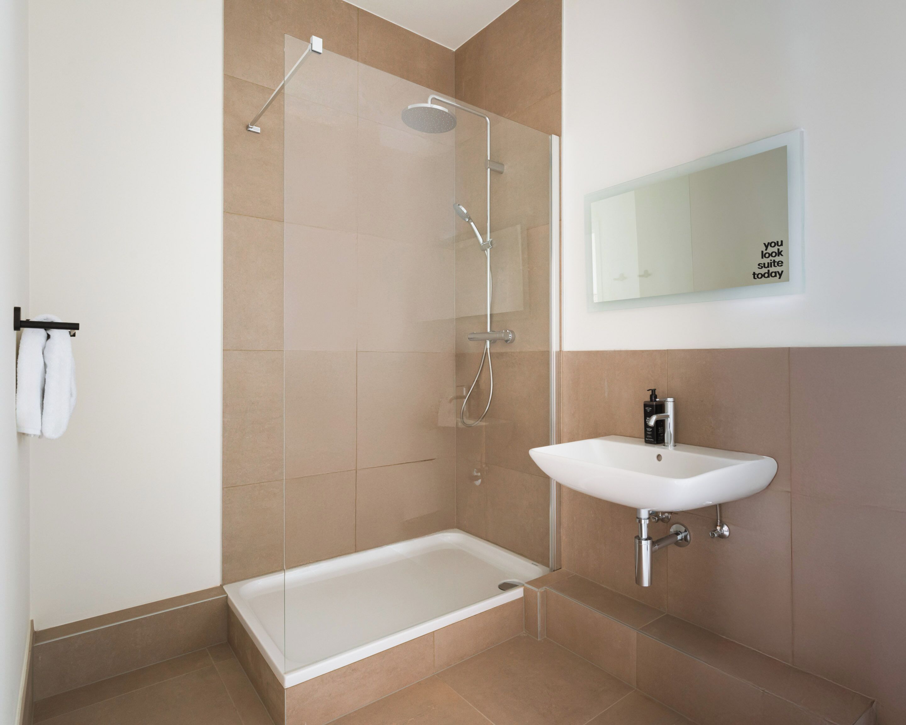 Suite Confort | Salle de bain | Douche, articles de toilette écologiques, sèche-cheveux