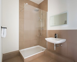 Comfort Suite | Bathroom | Shower, eco-friendly toiletries, hair dryer, towels - Limehome Kortrijk Gentsestraat (Kortrijk)