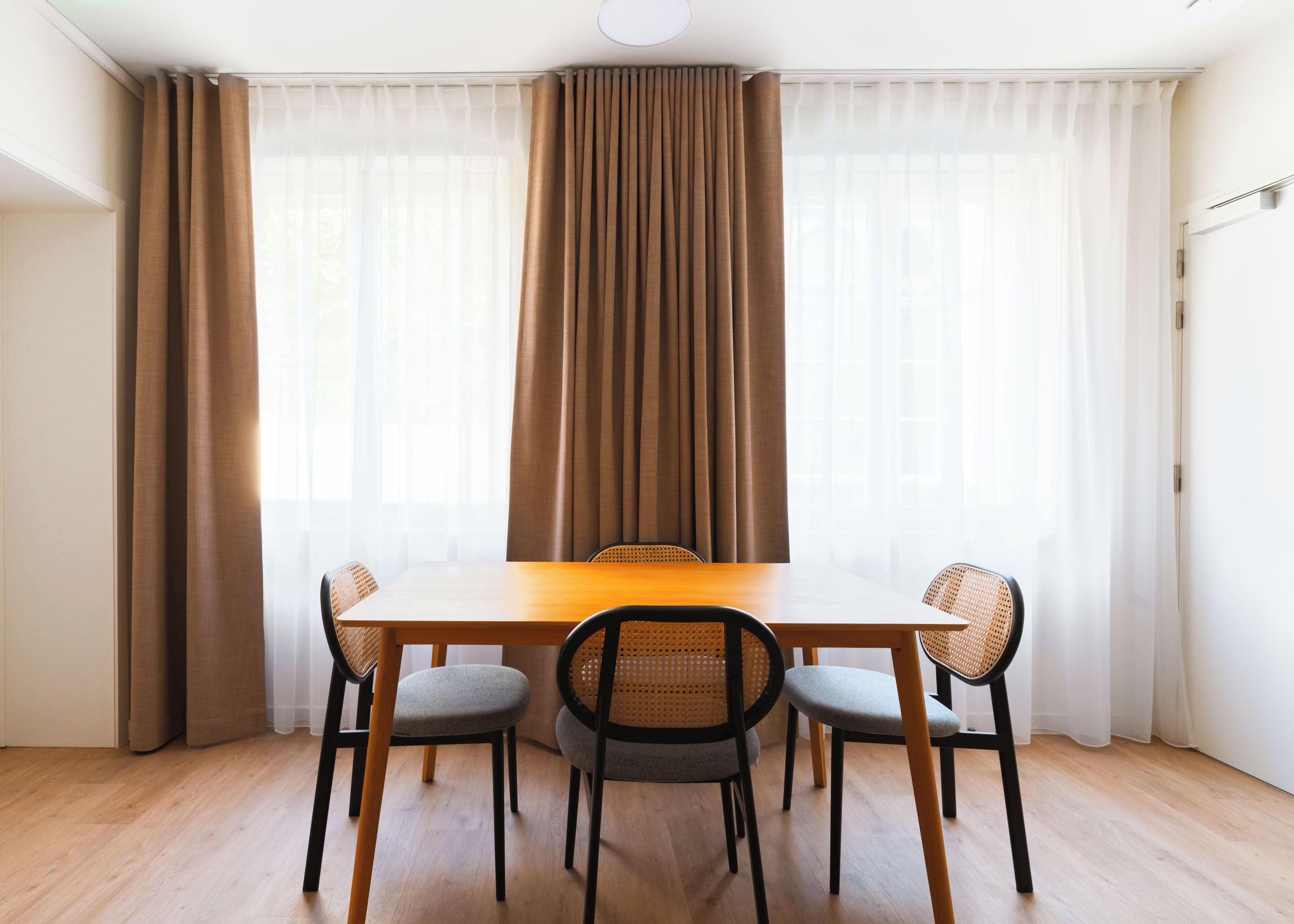 One-Bedroom Suite with sofa bed | Wohnbereich | 50-Zoll-Flachbildfernseher mit Kabelempfang