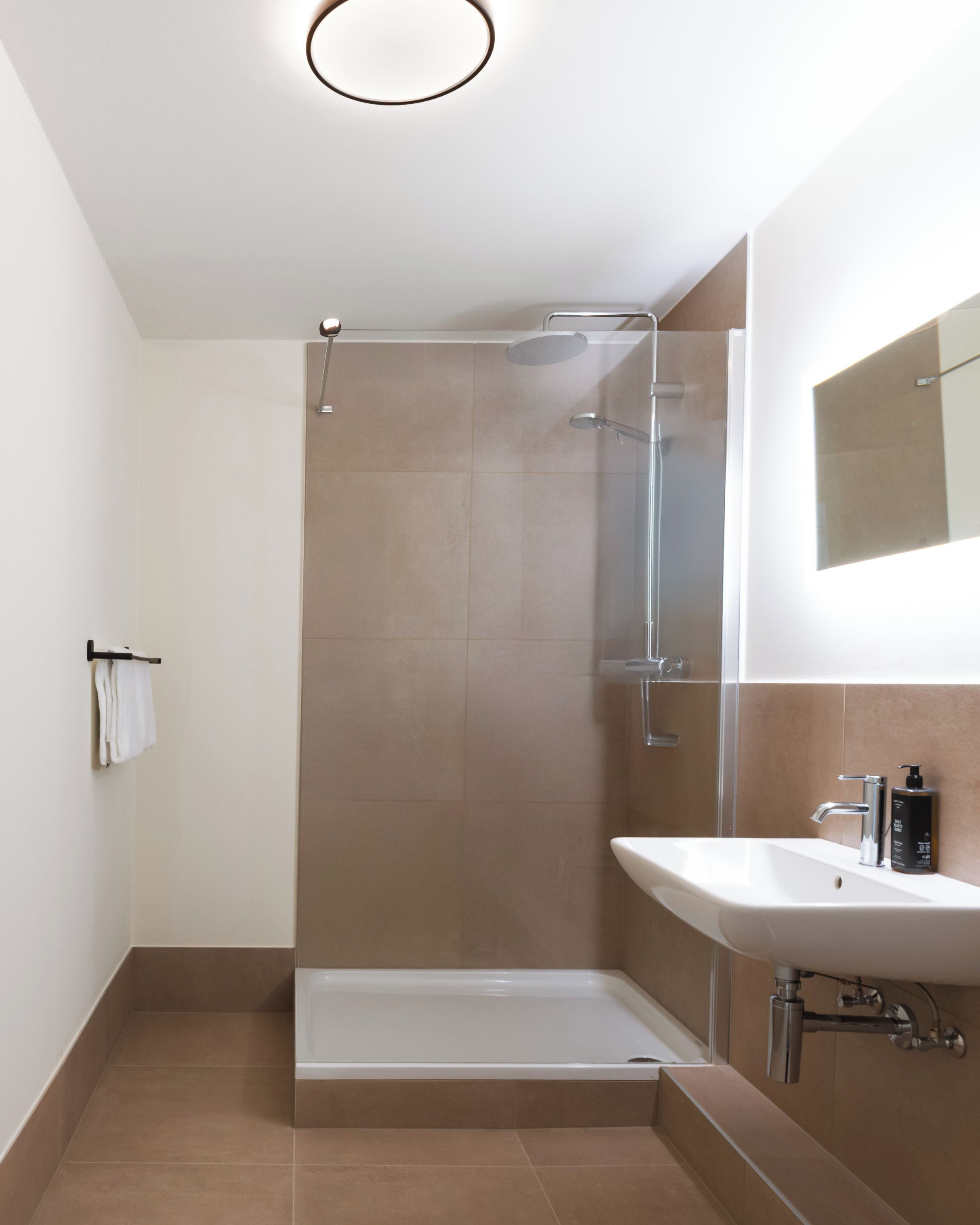 Regadera, amenidades de baño ecológicas, secadora de cabello, toallas 