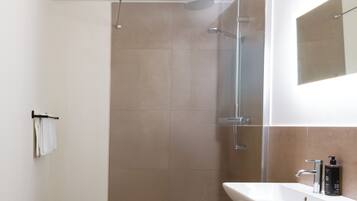 Chuveiro, produtos de toalete biodegradáveis, secador de cabelo