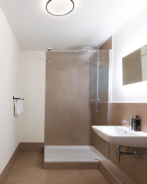 Dusche, umweltfreundliche Kosmetikartikel, Haartrockner, Handtücher