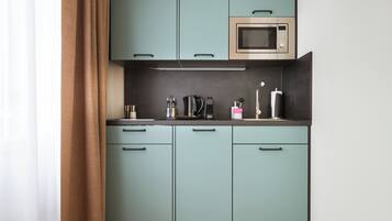 Jääkaappi, liesi, espressokone, vedenkeitin