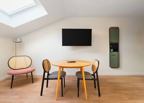 Phòng Suite tiện nghi đơn giản | Trang trí khác biệt, trang bị nội thất với thiết kế riêng biệt, bàn