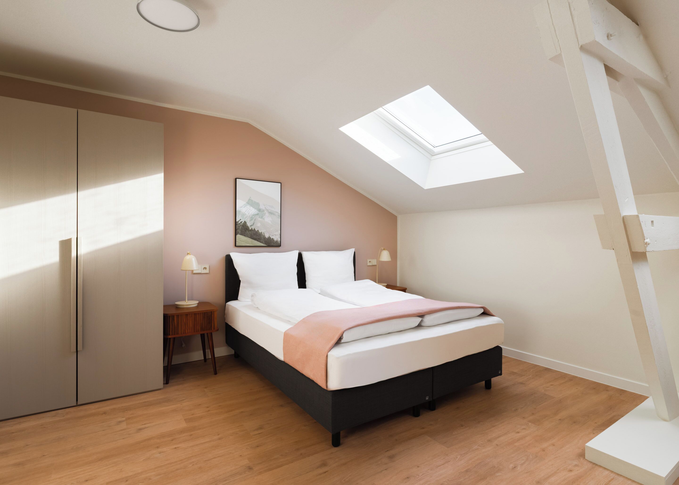 Comfort suite | Individueel gedecoreerd, individueel gemeubileerd, een bureau