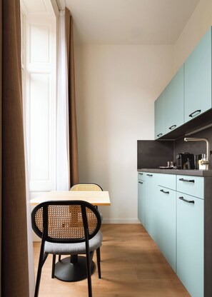 Suite | Private kitchen | Fridge, stovetop, espresso maker, electric kettle - Limehome Kortrijk Gentsestraat (Kortrijk)