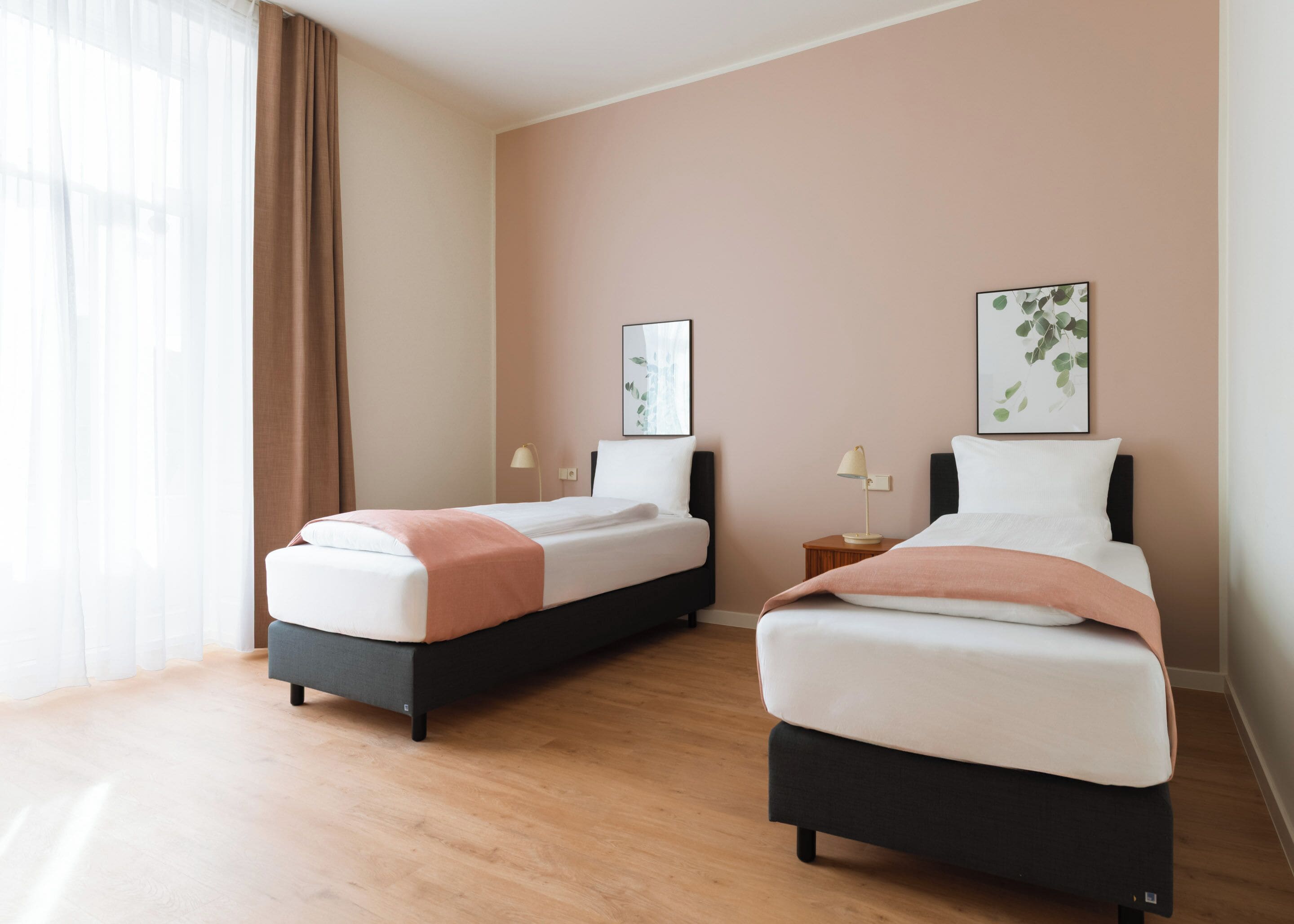 Comfort Twin Suite | Individuell inredning, unika möbler, skrivbord och arbetsyta för laptop