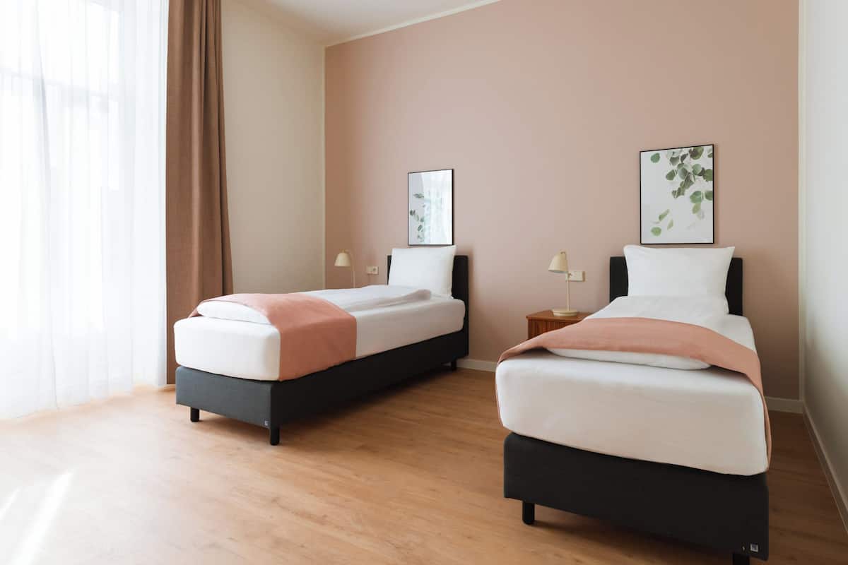 Comfort Twin Suite | Individuell dekoriert, individuell eingerichtet, Schreibtisch