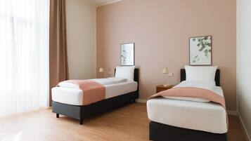Comfort Twin kamer | Individueel gedecoreerd, individueel gemeubileerd, een bureau
