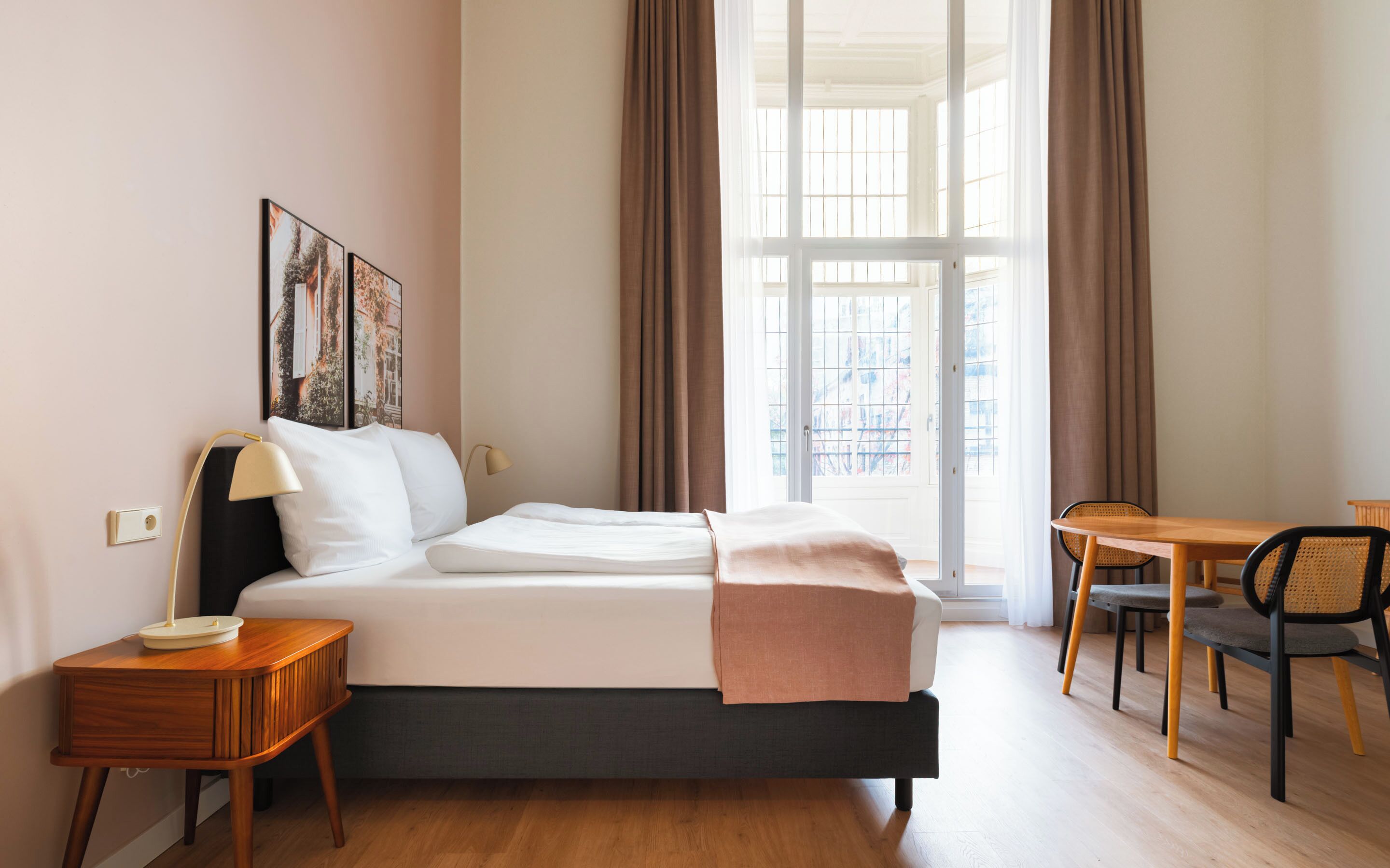 Comfort suite | Individueel gedecoreerd, individueel gemeubileerd, een bureau