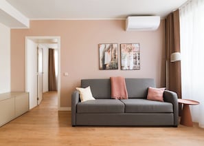 One-Bedroom Suite with sofa bed | Wohnbereich | 50-Zoll-Flachbildfernseher mit Kabelempfang