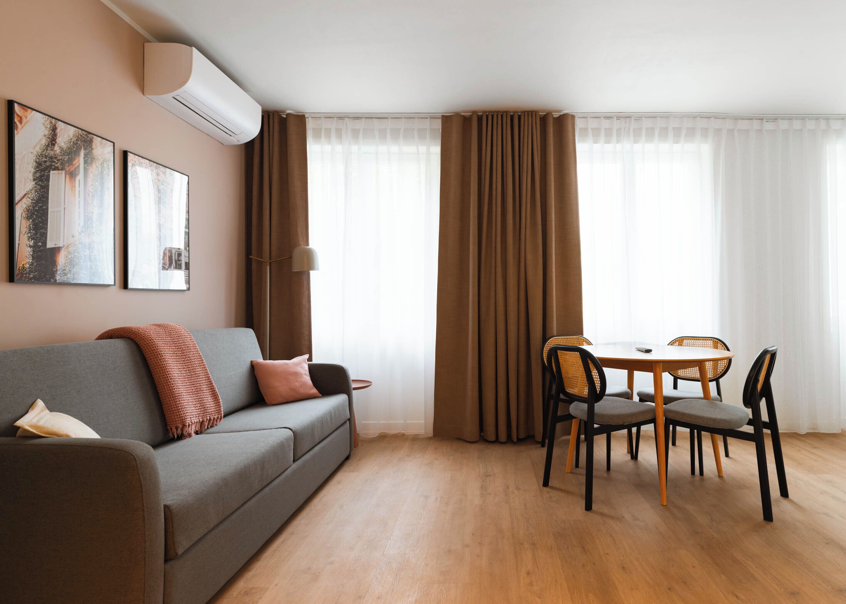 Appartement | Woonruimte | Een 50-inch flatscreentelevisie met kabelzenders