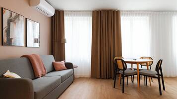 Appartement | Woonruimte | Een 50-inch flatscreentelevisie met kabelzenders