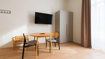 Comfort Twin Suite | Decoración personalizada, muebles diferentes y escritorio