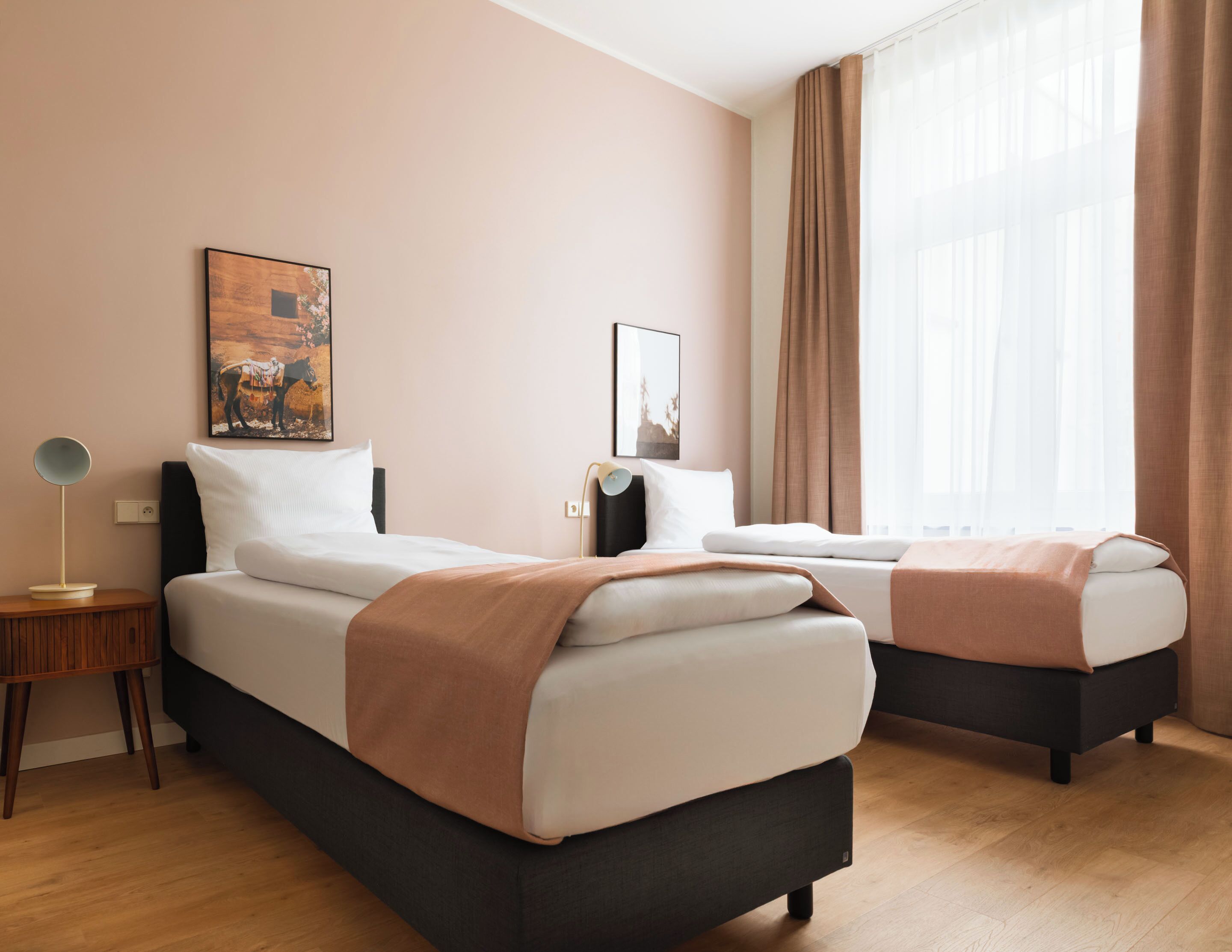 Twin Suite | Individuell inredning, unika möbler, skrivbord och arbetsyta för laptop