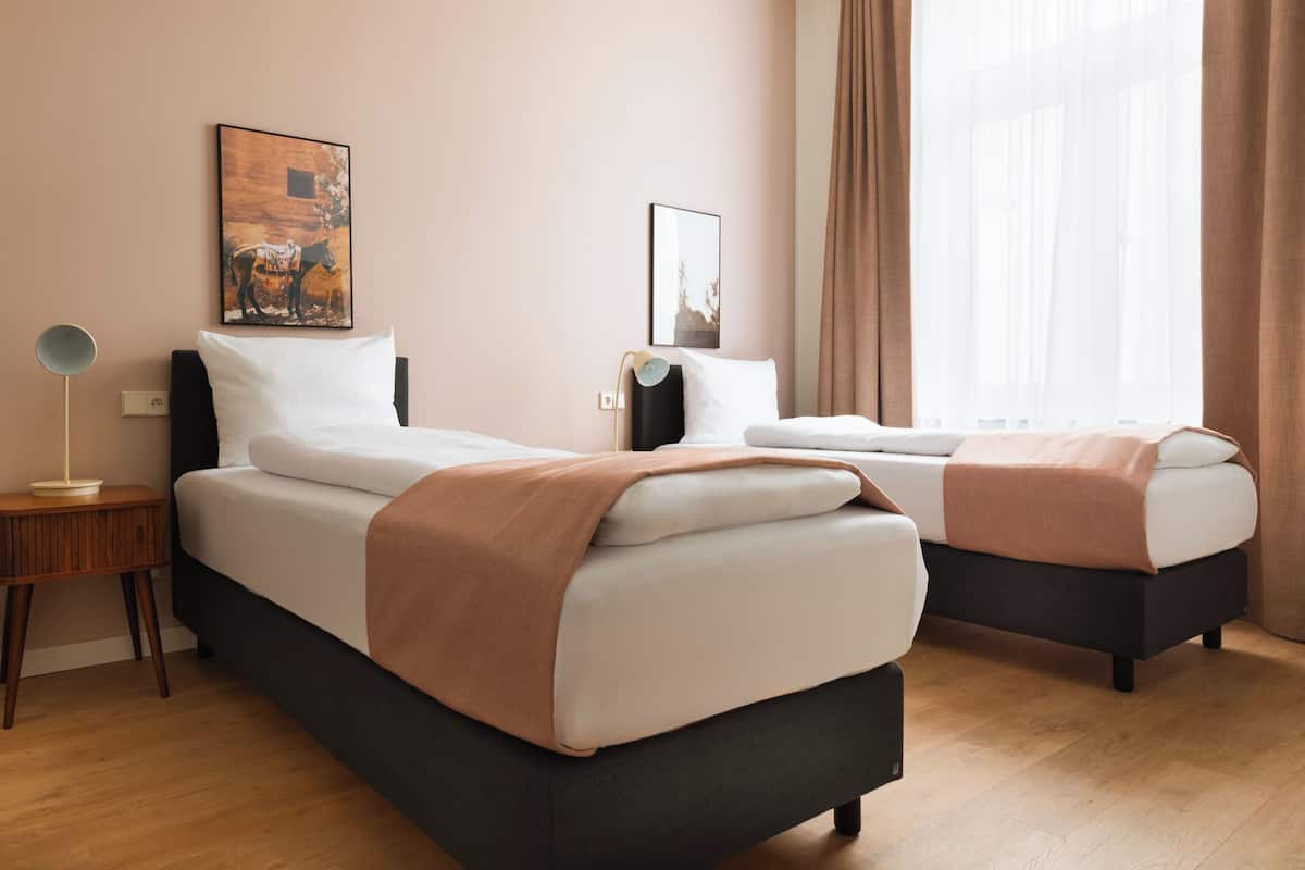 Twin Suite | Individuell dekoriert, individuell eingerichtet, Schreibtisch