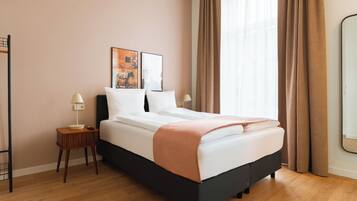 Suite | Individueel gedecoreerd, individueel gemeubileerd, een bureau