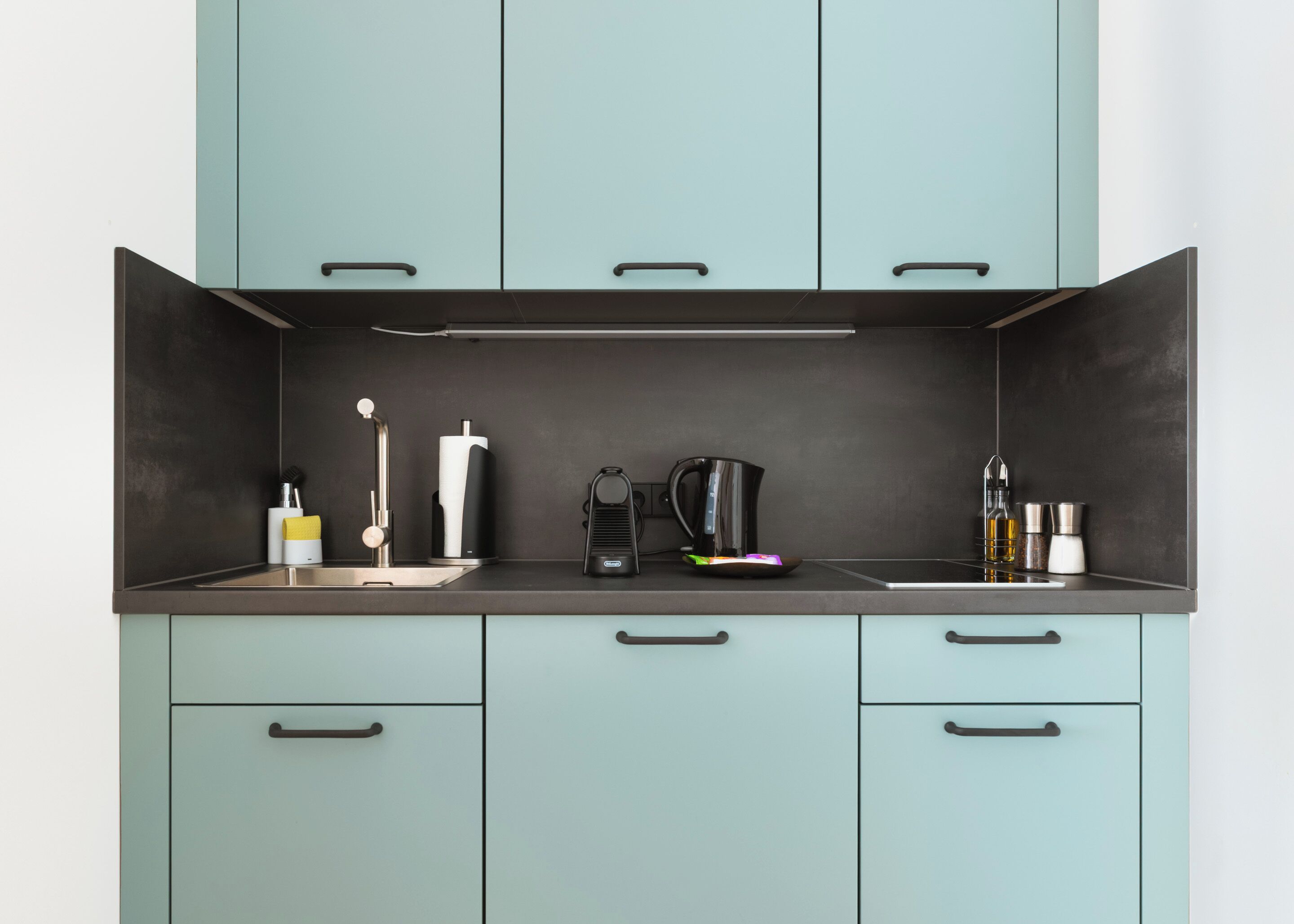 Twin kamer | Privékeuken | Een koelkast, een kookplaat, een espressoapparaat, een waterkoker