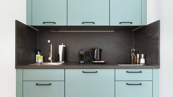 Twin kamer | Privékeuken | Een koelkast, een kookplaat, een espressoapparaat, een waterkoker