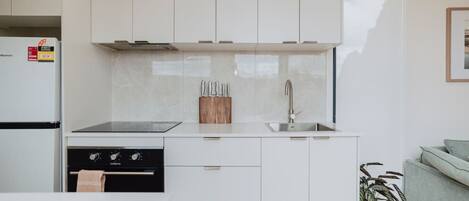 Réfrigérateur, micro-ondes, four, plaque de cuisson