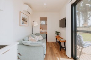 TV - Tiny Home in Scottsdale (Scottsdale)