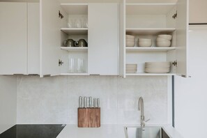 Kühlschrank, Mikrowelle, Ofen, Herdplatte