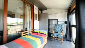 A room with a bed, a chair, a wardrobe, and a window. - Apartment 'Appartemen' with Sea View, Balcony and Wi-Fi (Argelès-Plage)
