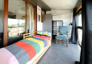 2 bedrooms, iron/ironing board, WiFi