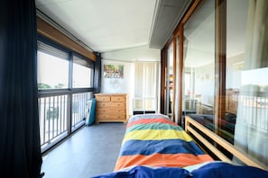 2 bedrooms, iron/ironing board, WiFi