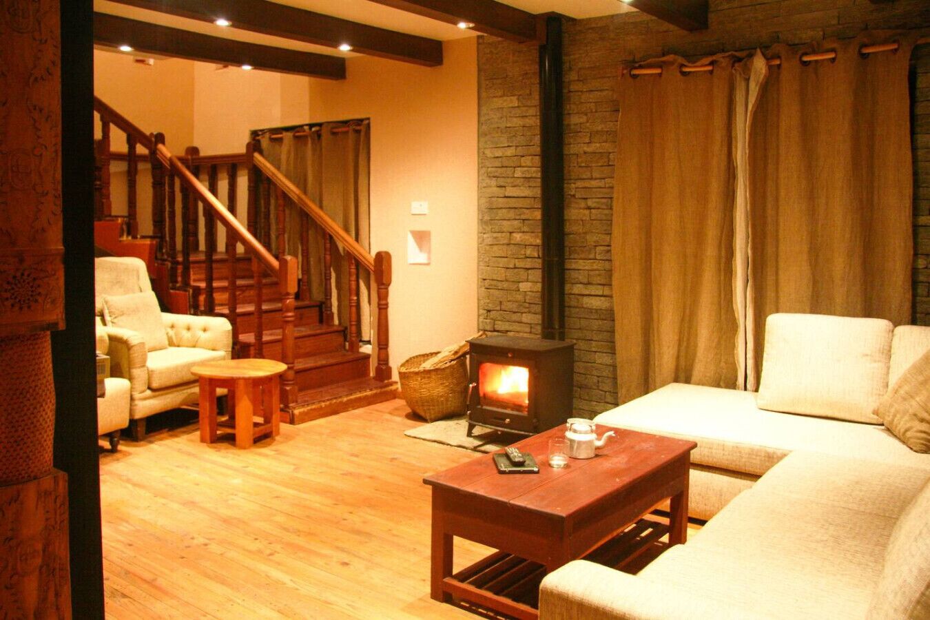 暖炉、書庫、ステレオ