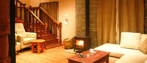 Cheminée, livres, chaîne hi-fi