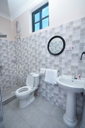 Ducha, artículos de higiene personal gratuitos, toallas y jabón